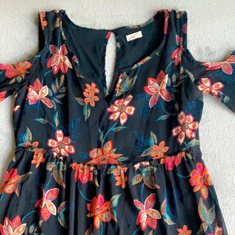 **Floral 3 tiered Hollister sz S peekaboo dress***